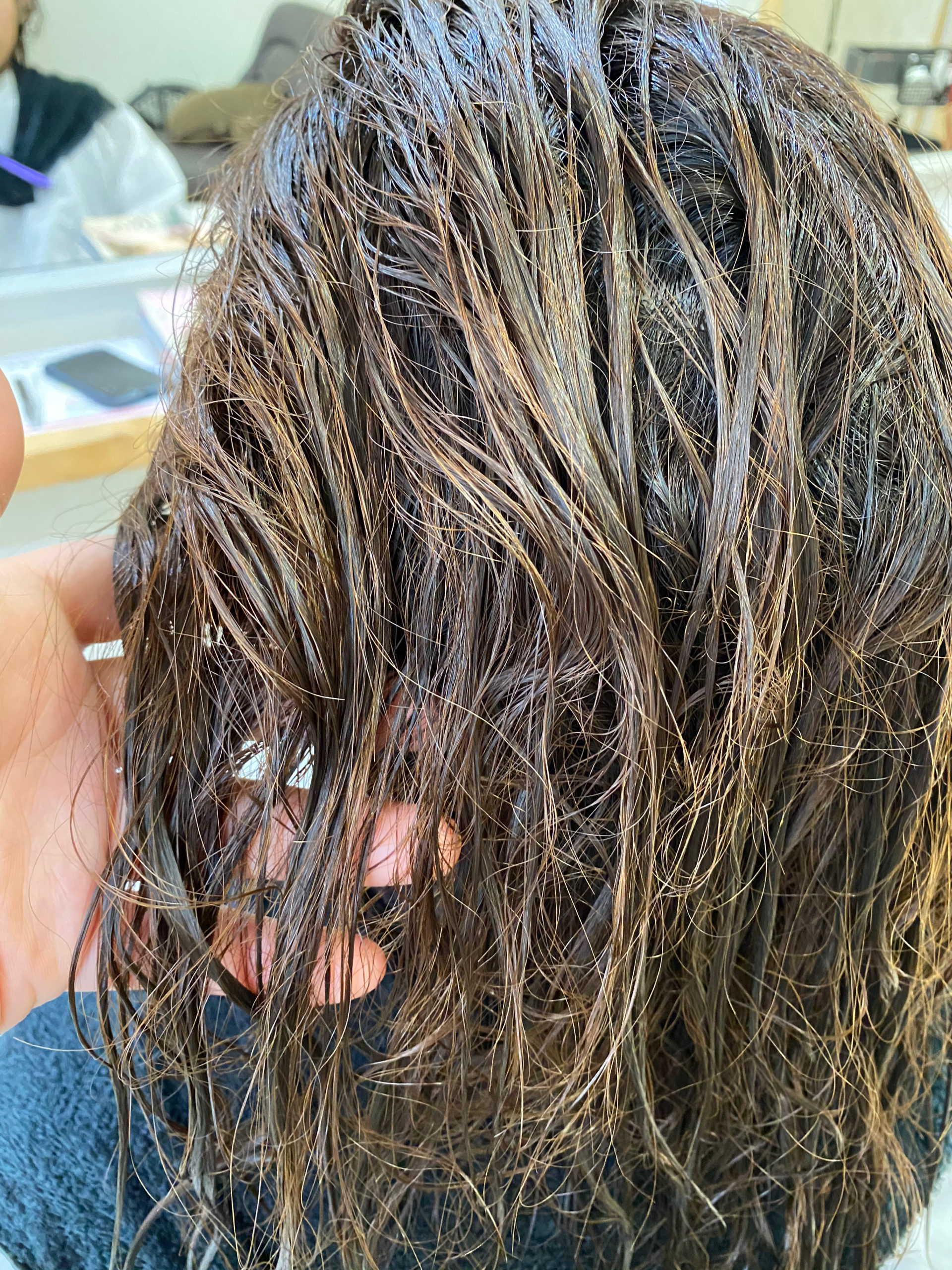 ブリーチで毛先がスカスカになった髪に縮毛矯正で艶髪ストレートヘア。原宿・表参道『髪のお悩みを解決するヘアケア美容師の挑戦』