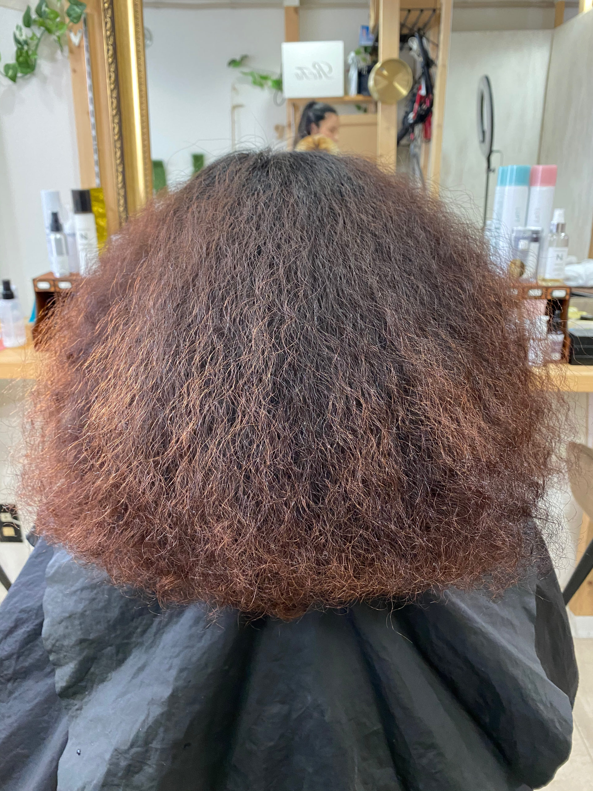 ブリーチとスパイラルパーマをしている髪を【ビビリ矯正】で艶髪。原宿・表参道『髪のお悩みを解決するヘアケア美容師の挑戦』