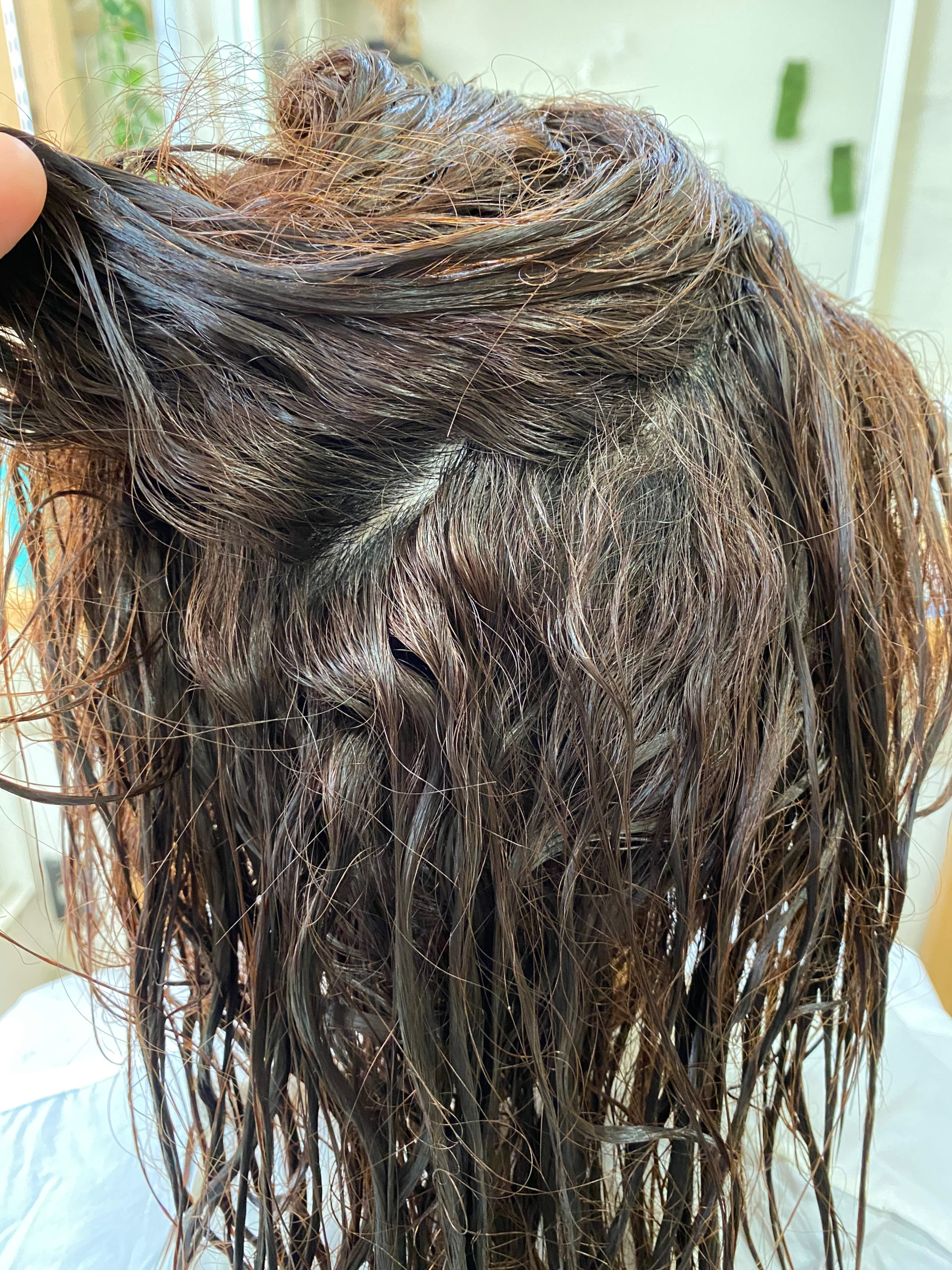 毛先にチリつきのある髪を縮毛矯正で艶髪。原宿・表参道『髪のお悩みを解決するヘアケア美容師の挑戦』