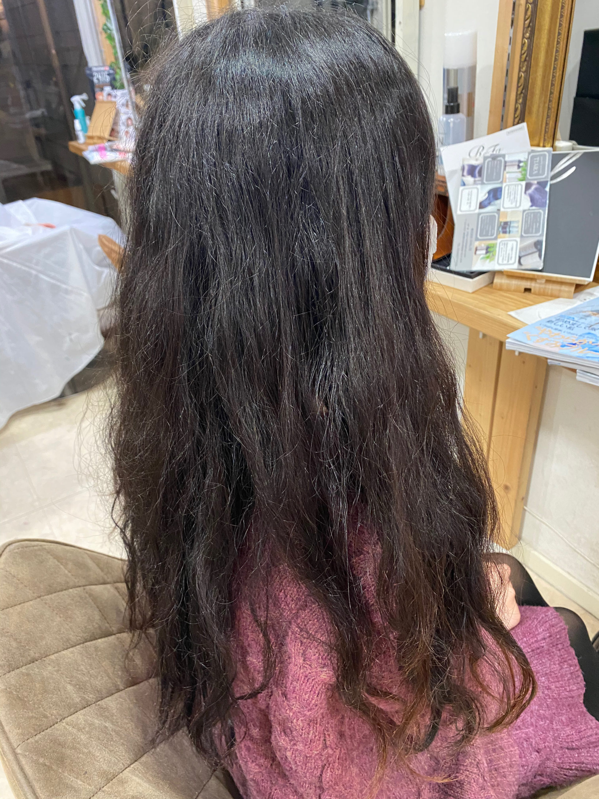 デジタルパーマがかかっている髪を縮毛矯正で艶髪ストレートヘアに。原宿・表参道『髪のお悩みを解決するヘアケア美容師の挑戦』