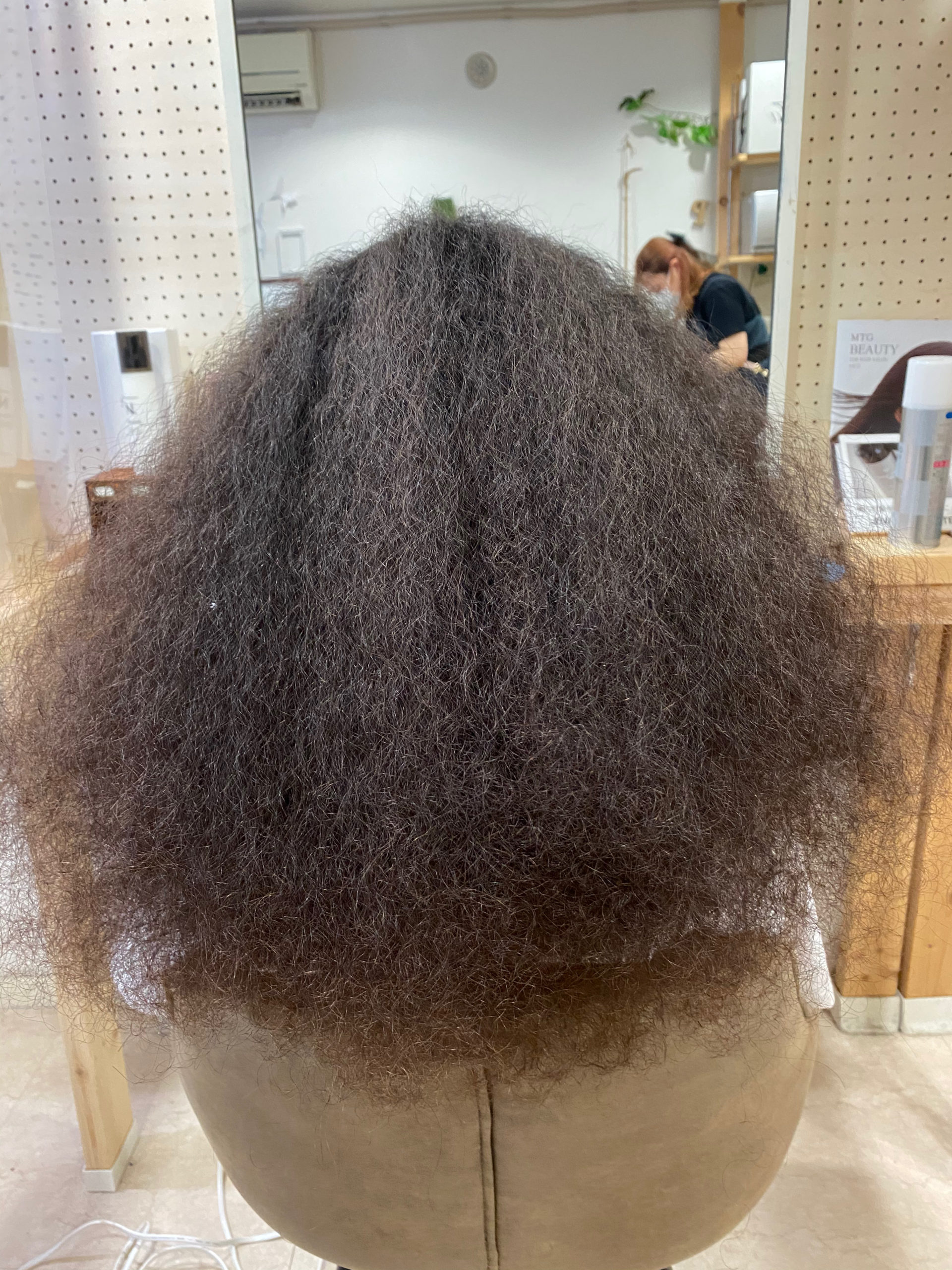 強いくせ毛の方を【ビビリ矯正】で艶髪ストレートヘアに変身。原宿・表参道『髪のお悩みを解決するヘアケア美容師の挑戦』