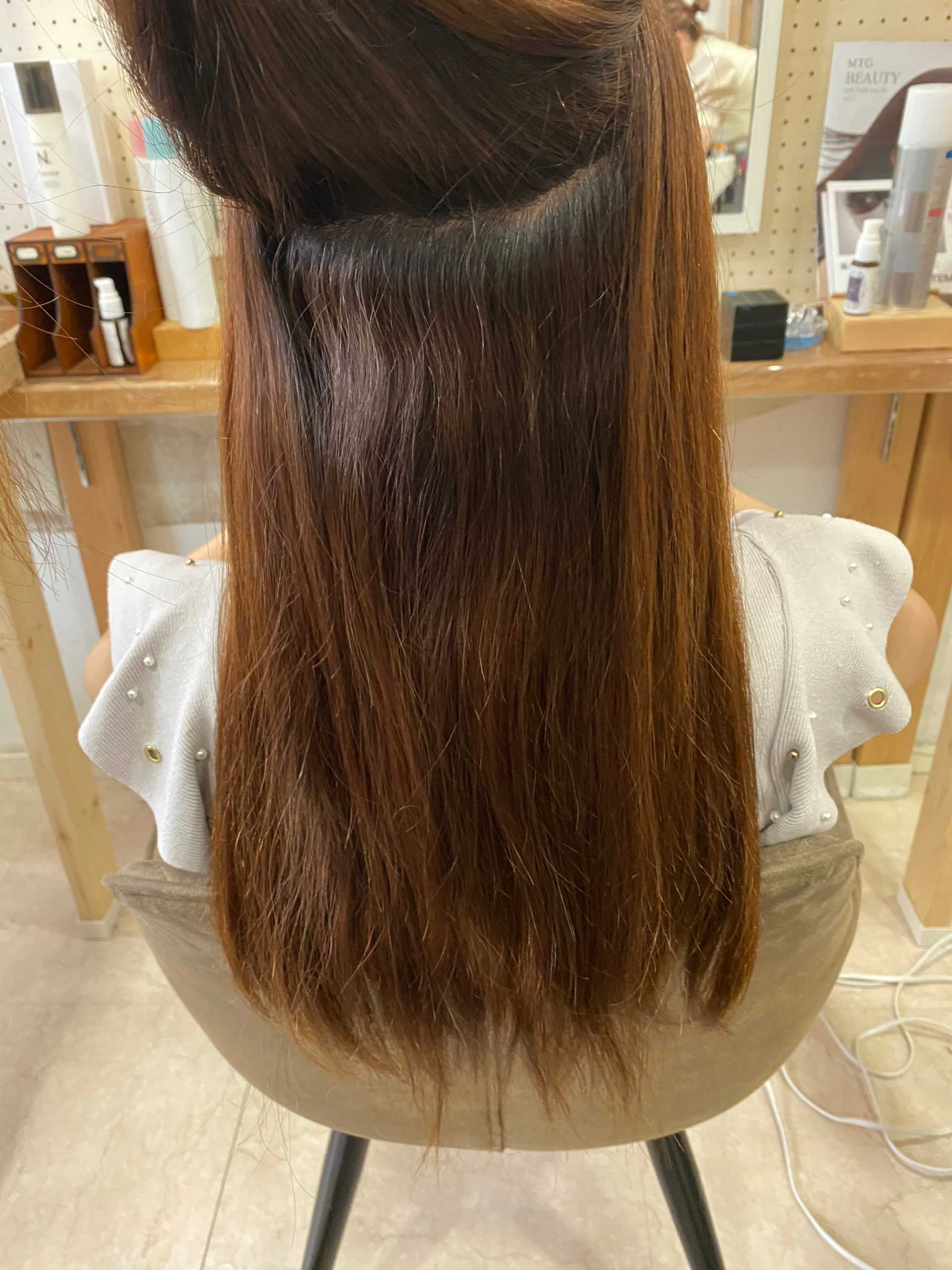 ハイライトカラーをしている方を縮毛矯正で艶髪ストレートヘア。原宿・表参道『髪のお悩みを解決するヘアケア美容師の挑戦』