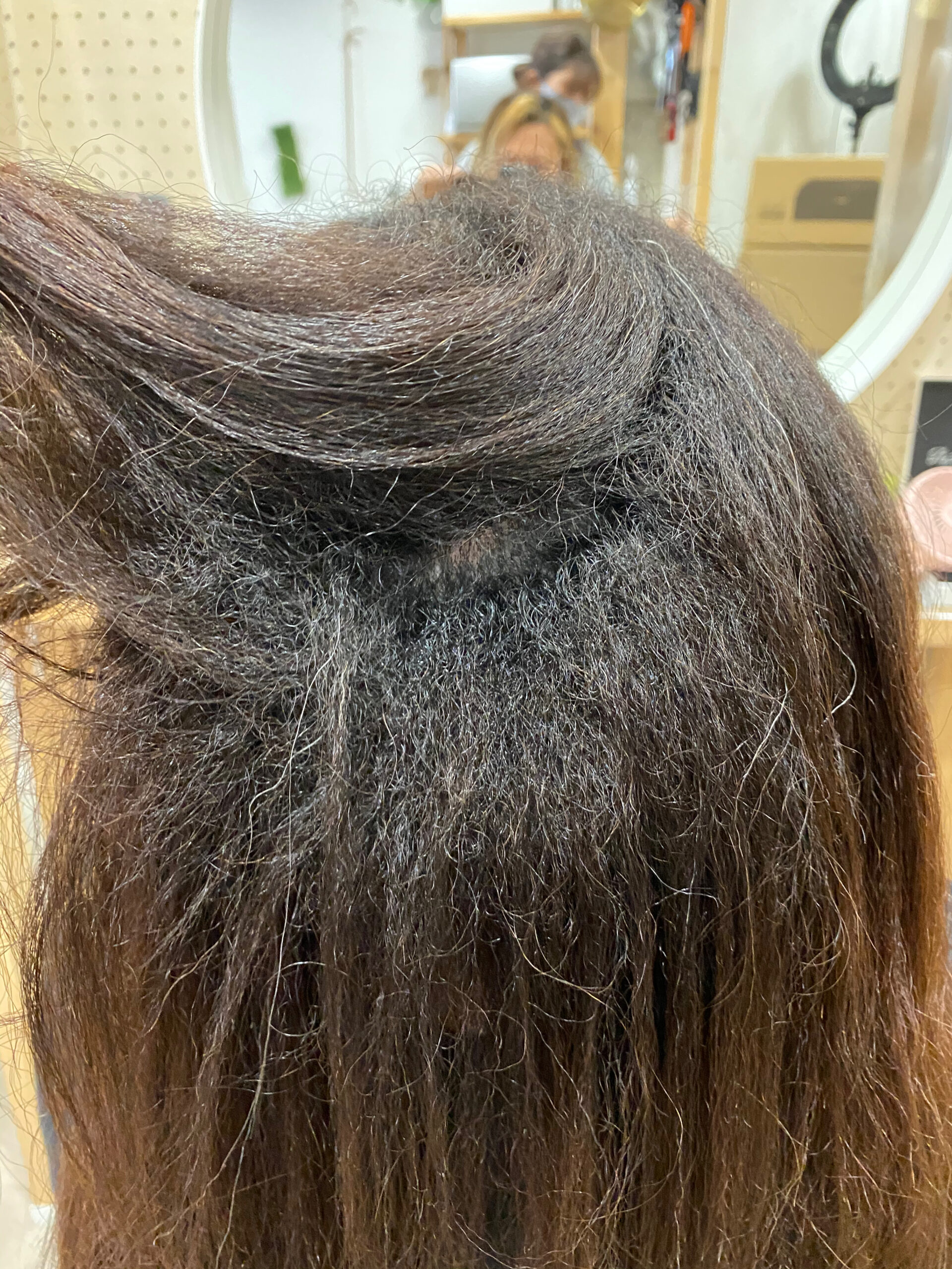 強いくせ毛でお悩みの方を高難易度ジュエリーシステム縮毛矯正【CARULE】(シャルール)で艶髪ストレートヘア。