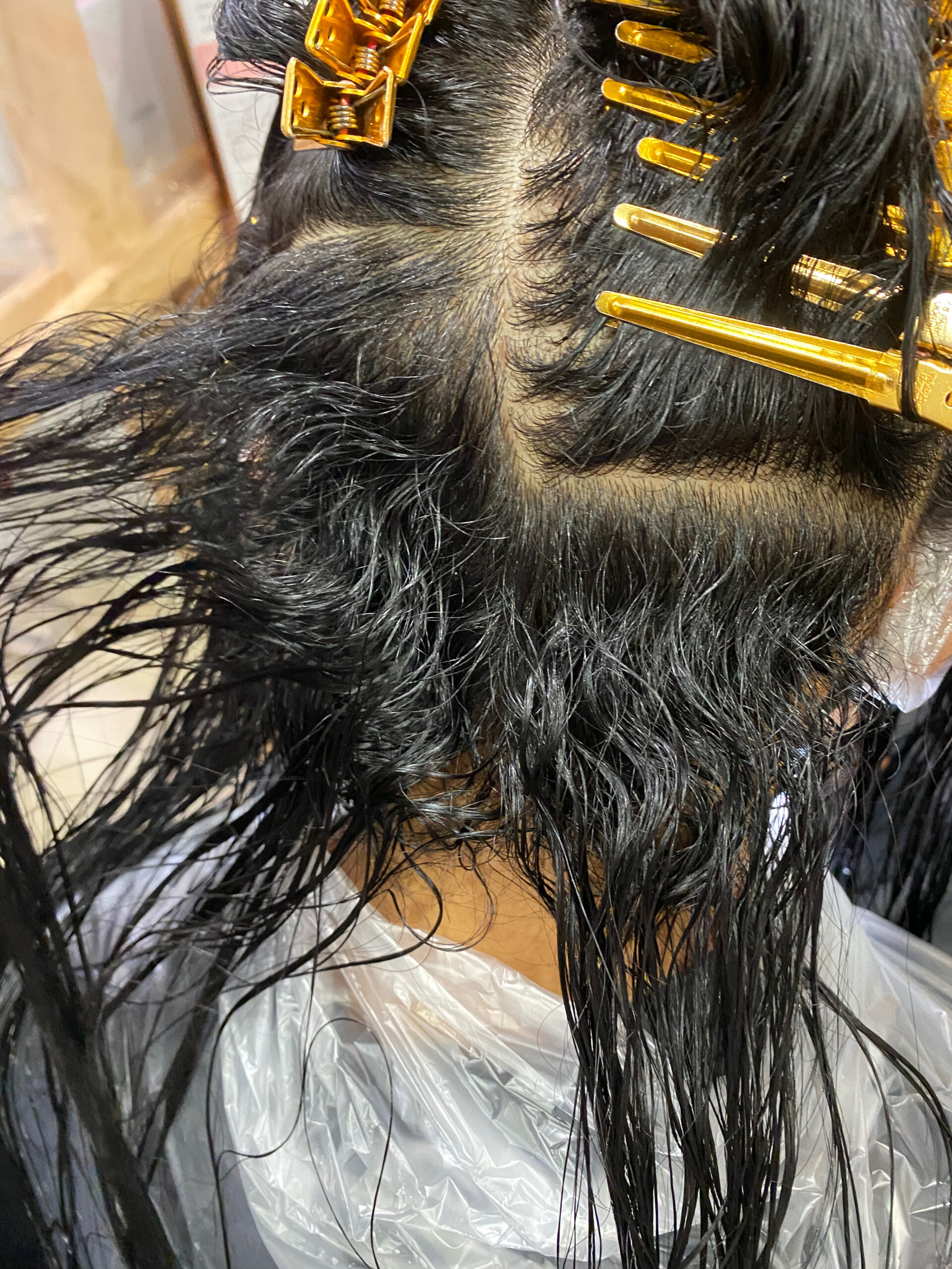 高難易度ジュエリーシステム縮毛矯正【CALURE】でくせ毛が気になる方を艶髪ストレートヘア。