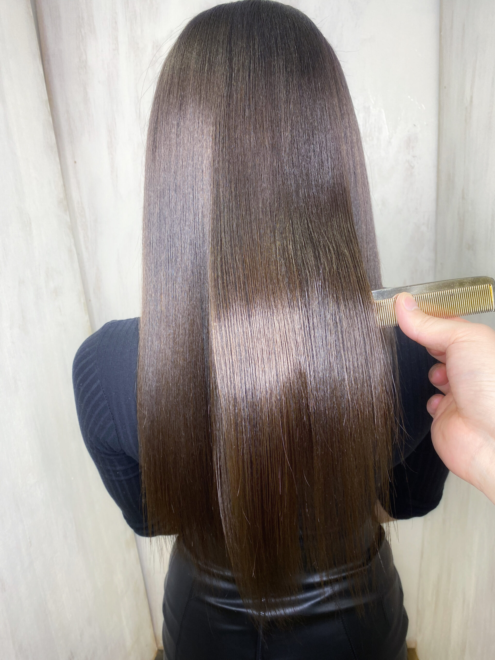 高難易度ジュエリーシステム縮毛矯正【CALURE】で強いくせ毛が気になる方を艶髪ストレートヘア。