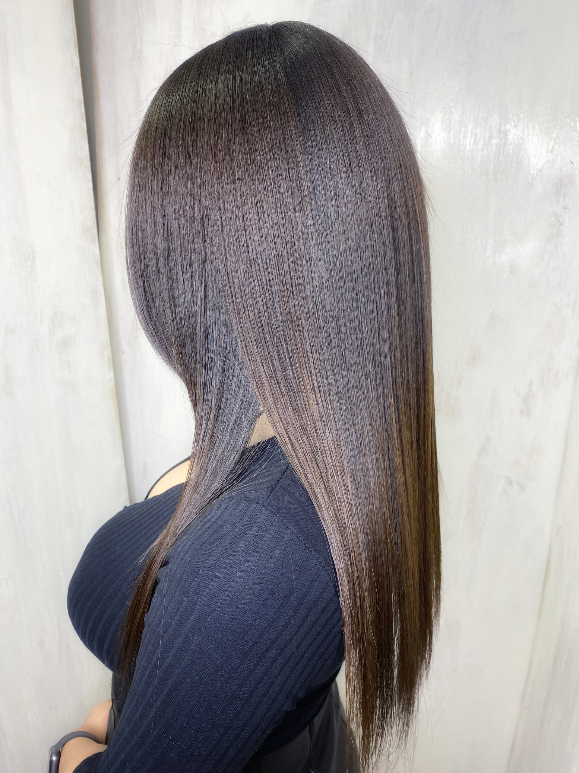 高難易度ジュエリーシステム縮毛矯正【CALURE】で強いくせ毛が気になる方を艶髪ストレートヘア。